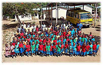 KiD-Kinder mit Lehrerin, Manager und Vorstand vor dem Kindergartengeb�ude in Kenia